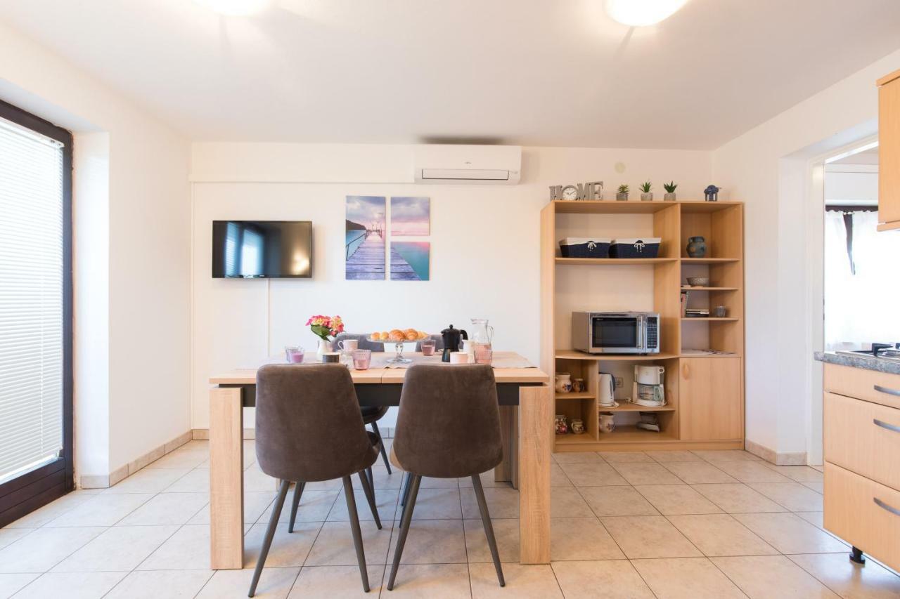 Apartment Adrijana Vrbnik Buitenkant foto